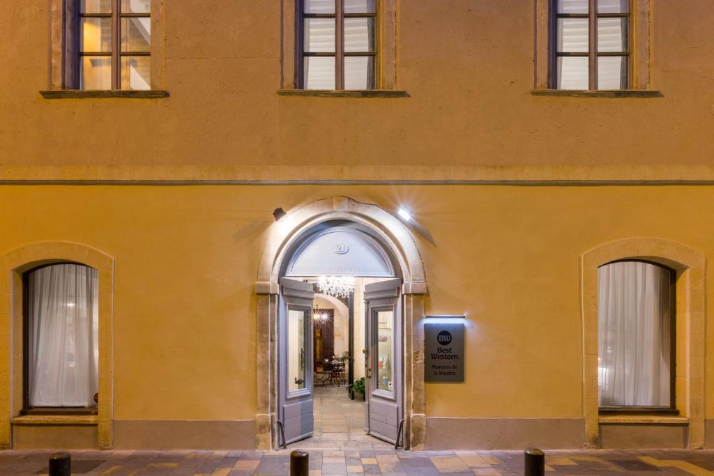 Entrée hôtel Marquis de la Baume